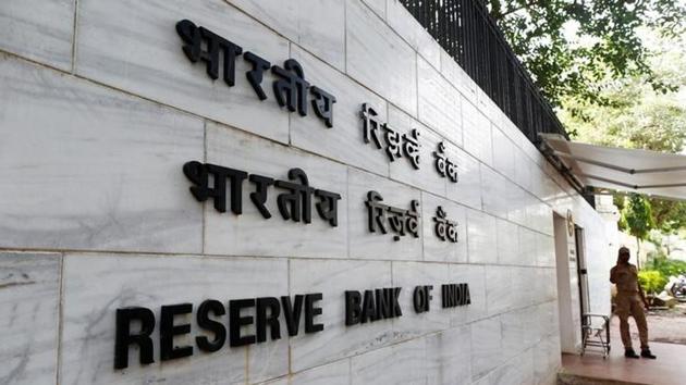 The RBI directive also revised the limit of semi-closed prepaid payment instruments from Rs20,000 to Rs10,000 per month.(Reuters File)