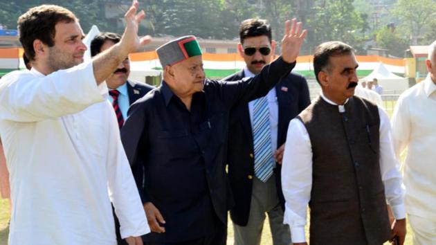 Congress national vice president Rahul Gandhi with chief minister Virbhadra Singh and state congress president Sukhvinder Singh Sukhu at a party rally in Mandi on October 7, 2017. (HT Photo) Congress national vice president Rahul Gandhi with chief minister Virbhadra Singh and state congress president Sukhvinder Singh Sukhu at a party rally in Mandi on October 7, 2017. (HT Photo)