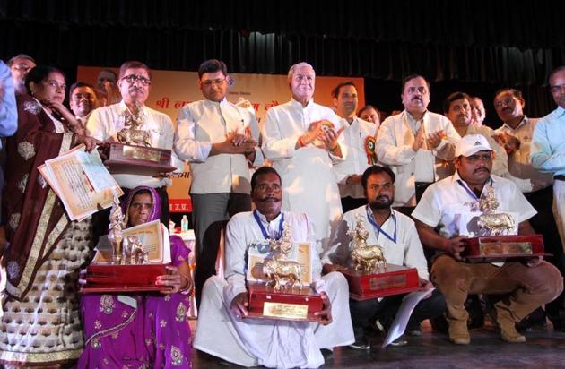 Cabinet minister for dairy development, Laxmi Narayan Chaudhary with the recipients of Gokul Awards at Ganna Sansthan in Lucknow. (HT Photo) Cabinet minister for dairy development, Laxmi Narayan Chaudhary with the recipients of Gokul Awards at Ganna Sansthan in Lucknow. (HT Photo)