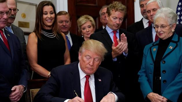 US Senator Rand Paul applauds as President Donald Trump signs an executive order to make it easier for Americans to buy bare-bones health insurance plans and circumvent Obamacare rules at the White House in Washington, US, October 12, 2017. (REUTERS) US Senator Rand Paul applauds as President Donald Trump signs an executive order to make it easier for Americans to buy bare-bones health insurance plans and circumvent Obamacare rules at the White House in Washington, US, October 12, 2017. (REUTERS)