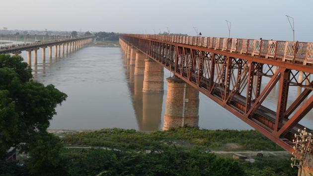 The Curzon Bridge that connects Allahabad with Phaphamau offers a majestic view of the Ganga where the skywalk is proposed.(HT Photo)