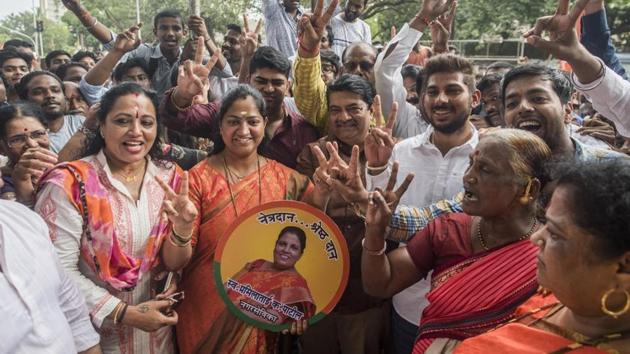 The BJP’s Jagruti Patil (centre, in orange) defeated the Shiv Sena’s candidate to win the Bhandup by-election on Thursday. (HT) The BJP’s Jagruti Patil (centre, in orange) defeated the Shiv Sena’s candidate to win the Bhandup by-election on Thursday. (HT)