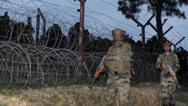 Army jawans patrol LoC in Poonch district of Jammu and Kashmir on Wednesday.(PTI)