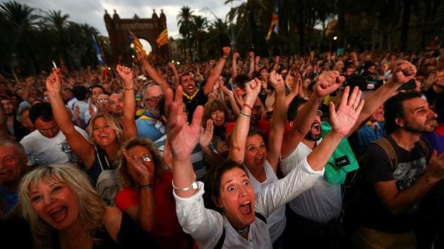 People react as they watch a session of the Catalonian regional parliament on a giant screen at a pro-independence rally in Barcelona, Spain, October 10, 2017. (Ivan Alvarado / REUTERS) People react as they watch a session of the Catalonian regional parliament on a giant screen at a pro-independence rally in Barcelona, Spain, October 10, 2017. (Ivan Alvarado / REUTERS)