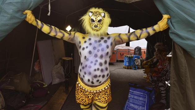 At the Border Security Force Annual Welfare Meet and Exhibition 2017, jawans drop their uniform and take on ‘huli vesa,’ where tiger-head masks are worn and animal prints are painted on their bodies as part of a traditional south Indian dance. (Raj K Raj / HT PHOTO)