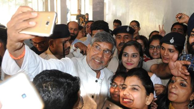 Kailash Satyarthi taking a selfie with Panjab University students in Chandigarh on Thursday. (Anil Dayal/HT) Kailash Satyarthi taking a selfie with Panjab University students in Chandigarh on Thursday. (Anil Dayal/HT)