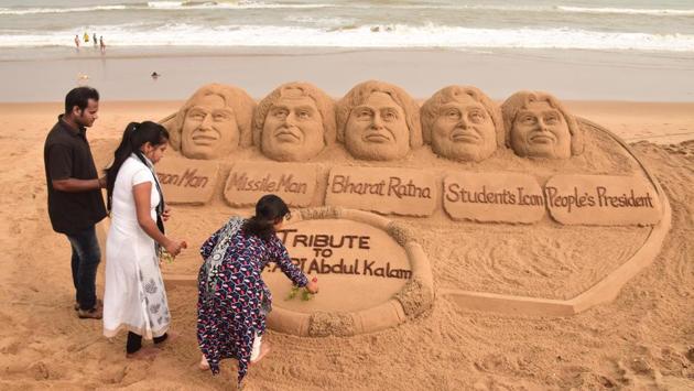 A sand sculpture of Dr. APJ Abdul Kalam created by artist Sudarsan Pattanaik in Puri beach. (Arabinda Mahapatra / HT Photo) 