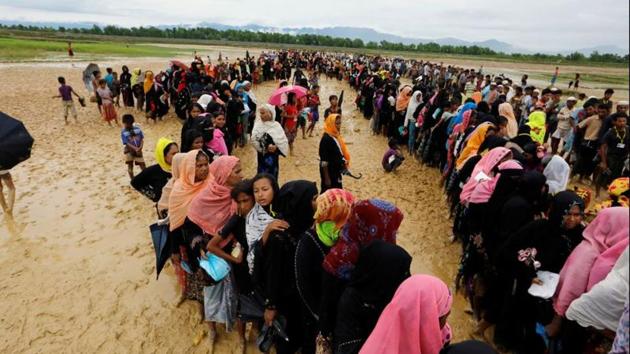 Rohingya refugees queue to receive food at a camp near Teknaf, Bangladesh October 12, 2017.(REUTERS)