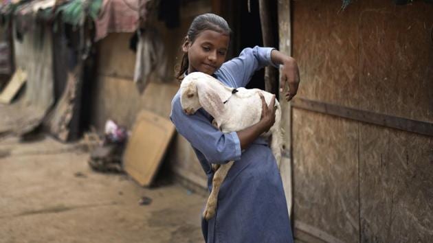 Ismat Ara, a student of class VII, carries her pet goat around at the Shaheen Bagh camp. (Burhaan Kinu / HT PHOTO)