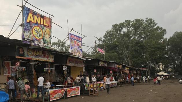 The stalls at Golibar Maidan in Pune were empty on Saturday evening and vendors were seen sitting idle. (HT PHOTO) The stalls at Golibar Maidan in Pune were empty on Saturday evening and vendors were seen sitting idle. (HT PHOTO)