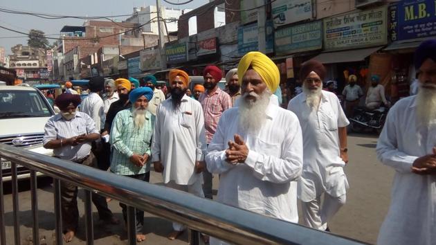 Gurdwara Chhota Ghallughara chief Johar Singh performing ardas outside the Golden Temple in Amritsar on Saturday. (HT Photo) Gurdwara Chhota Ghallughara chief Johar Singh performing ardas outside the Golden Temple in Amritsar on Saturday. (HT Photo)