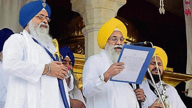 Flanked by other members of the Sikh clergy, jathedar Giani Gurbachan Singh reads out the hukamnama (edict) at the Akal Takht in Amritsar on Friday. (HT Photo) Flanked by other members of the Sikh clergy, jathedar Giani Gurbachan Singh reads out the hukamnama (edict) at the Akal Takht in Amritsar on Friday. (HT Photo)