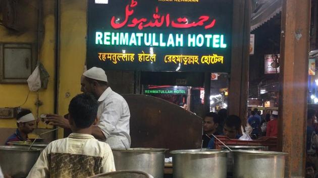 Located near Jama Masjid, a restaurant called Rehmatullah Hotel (locally known as Garib Hotel) feeds the hungry through the year.(HT Photo)