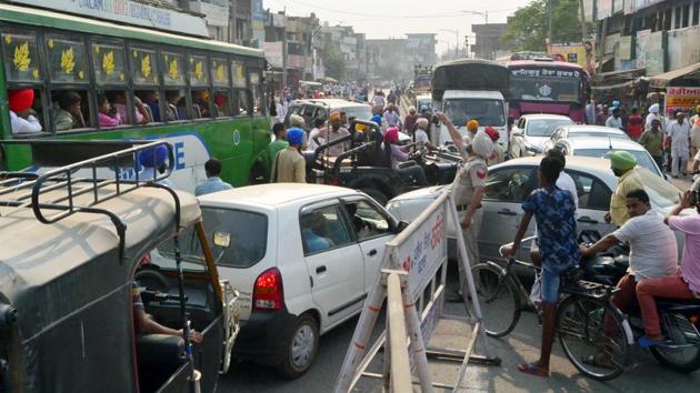 A policeman attempts to clear a traffic jam in Batala, Punjab. The government has cleared a Rs 25,060-crore umbrella scheme aimed at modernising the central and state police forces over the next three years, a strategy that includes ‘perception management’. (Sameer Sehgal.HT File Photo) A policeman attempts to clear a traffic jam in Batala, Punjab. The government has cleared a Rs 25,060-crore umbrella scheme aimed at modernising the central and state police forces over the next three years, a strategy that includes ‘perception management’. (Sameer Sehgal.HT File Photo)