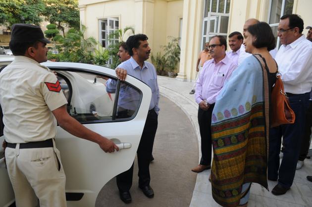 MCG commissioner V Umshankar (centre) inaugurated the rejuvenation centre for senior citizens in DLF Phase 3 on Saturday. (Parveen Kumar/HT PHOTO) MCG commissioner V Umshankar (centre) inaugurated the rejuvenation centre for senior citizens in DLF Phase 3 on Saturday. (Parveen Kumar/HT PHOTO)