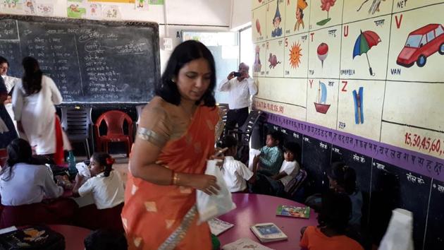 IAS Officers Wives Association President and state principal secretary Nidhi Khare distributing Swachhata kits among students at a government school in Jaganathpur (HT Photo) IAS Officers Wives Association President and state principal secretary Nidhi Khare distributing Swachhata kits among students at a government school in Jaganathpur (HT Photo)