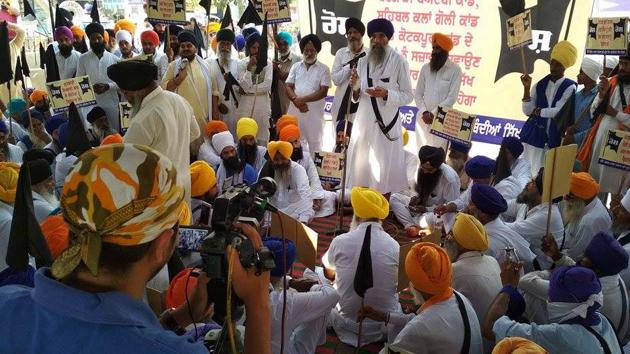 Parallel Jathedar holding a protest on the second anniversary of the sacrilege incident at Bargari and the subsequent police at firing at Behbal Kalan, in Kotkapura on Saturday. (HT Photo) Parallel Jathedar holding a protest on the second anniversary of the sacrilege incident at Bargari and the subsequent police at firing at Behbal Kalan, in Kotkapura on Saturday. (HT Photo)