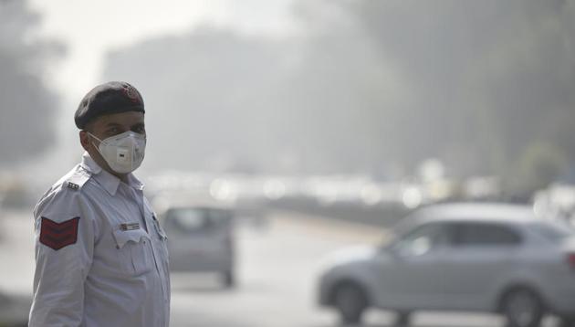 Delhi’s air quality, for the first time in five months, is on the verge of turning ‘very poor’. (Raj K Raj/HT file) Delhi’s air quality, for the first time in five months, is on the verge of turning ‘very poor’. (Raj K Raj/HT file)