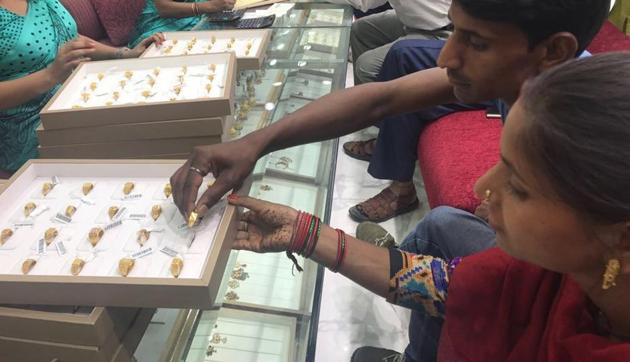 Vinita Devi shopping in Old Delhi ahead of her marriage in Vrindavan. (HT Photo) Vinita Devi shopping in Old Delhi ahead of her marriage in Vrindavan. (HT Photo)