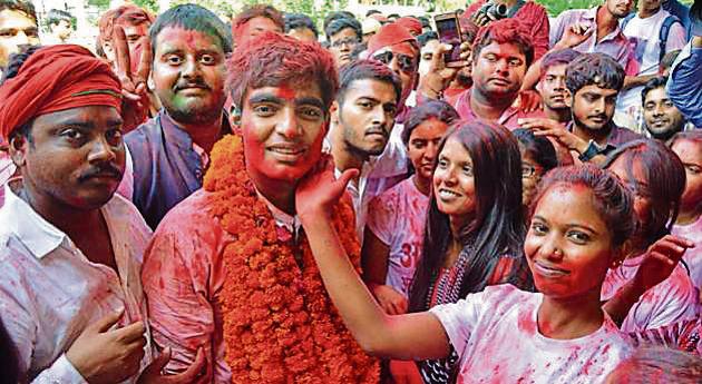 New AUSU president Awanish Kumar Yadav with his supporters in Allahabad on Sunday. (HT Photo) New AUSU president Awanish Kumar Yadav with his supporters in Allahabad on Sunday. (HT Photo)