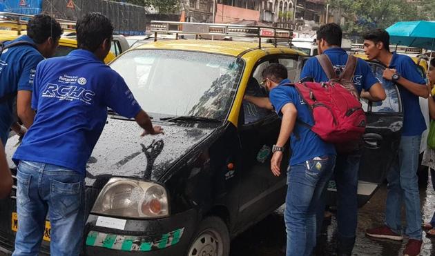 Students of KPB Hinduja College of Commerce confront a taxi driver after her refused to ply short distances. (HT photo) Students of KPB Hinduja College of Commerce confront a taxi driver after her refused to ply short distances. (HT photo)
