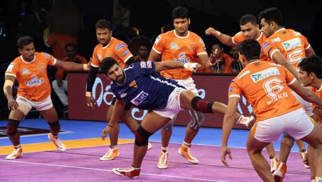 Rajesh Mondal’s three-point raid equalised the scores 24-24 and then the hosts imposed a all- out on Delhi gaining a narrow but crucial 27-25 lead. (HT PHOTO) Rajesh Mondal’s three-point raid equalised the scores 24-24 and then the hosts imposed a all- out on Delhi gaining a narrow but crucial 27-25 lead. (HT PHOTO)