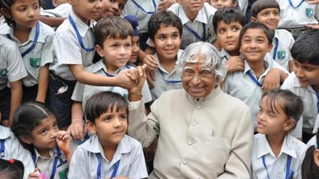 Late president Dr APJ Abdul Kalam poses with schoolchildren in Lucknow in October 2010.(HT File Photo)