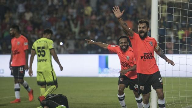 Virat Kohli score once and then did an impromptu bhangra jig. (Satish Bate/HT Photo)