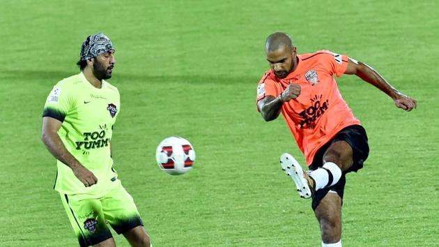 Shikhar Dhawan and actor Ranbir Kapoor squared off in Celebrity Clasico 2017 match between Heart FC and Stars FC in Mumbai. (PTI)