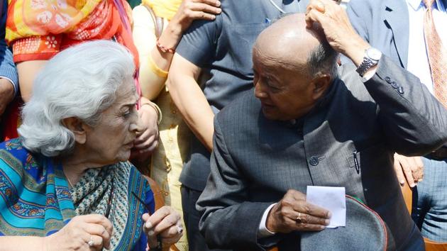 Himachal Pradesh chief minister Virbhadra Singhand Irrigation and Public Health Minister Vidya Stokes having a conversation at the CM’s official residence Oak Over, on Sunday (Deepak Sansta /HT) Himachal Pradesh chief minister Virbhadra Singhand Irrigation and Public Health Minister Vidya Stokes having a conversation at the CM’s official residence Oak Over, on Sunday (Deepak Sansta /HT)