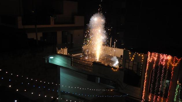 A number of PCR vans will be deployed across the city for tracking people bursting crackers outside the stipulated hours set by the court. (HT FILE) A number of PCR vans will be deployed across the city for tracking people bursting crackers outside the stipulated hours set by the court. (HT FILE)