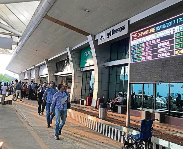 Lohegaon airport is currently struggling to cater to the growing passenger numbers. (RAHUL RAUT/HT PHOTO) Lohegaon airport is currently struggling to cater to the growing passenger numbers. (RAHUL RAUT/HT PHOTO)