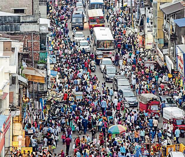 People came in large numbers to shop for Diwali near Dagdusheth temple, where it did not rain on Sunday. (SANKET WANKHADE/HT PHOTO) People came in large numbers to shop for Diwali near Dagdusheth temple, where it did not rain on Sunday. (SANKET WANKHADE/HT PHOTO)