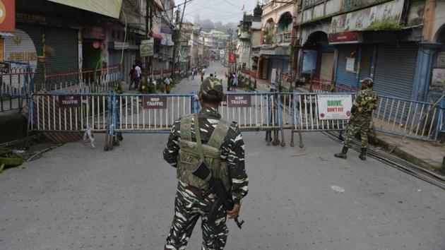 Paramilitary forces stand guard at the main market area during the 83th day of an indefinite strike called by the Gorkha Janmukti Morcha (GJM) for separate state Gorkhaland in Kalimpong on September 3, 2017. (AFP File Photo) Paramilitary forces stand guard at the main market area during the 83th day of an indefinite strike called by the Gorkha Janmukti Morcha (GJM) for separate state Gorkhaland in Kalimpong on September 3, 2017. (AFP File Photo)