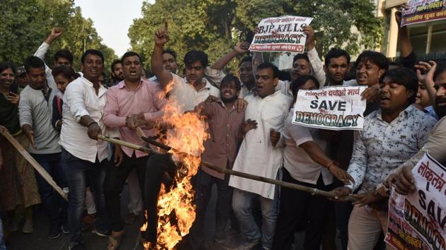 Workers of the Indian Youth Congress and Mahila Congress protest the Election Commission’s decision to defer the announcement of dates for polls in Gujarat in New Delhi on Saturday.(Mohd Zakir/HT Photo) Workers of the Indian Youth Congress and Mahila Congress protest the Election Commission’s decision to defer the announcement of dates for polls in Gujarat in New Delhi on Saturday.(Mohd Zakir/HT Photo)
