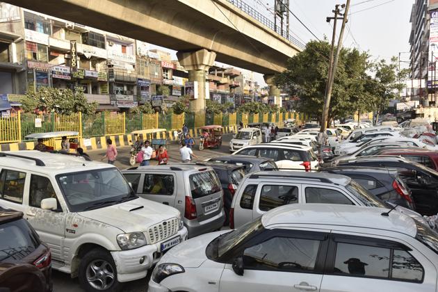 Earlier there were 41 authorised parking lots in Noida. Due to illegal parking on roads, many areas such as sectors 18, 41, 16, 6, 7, 50, 58, 59 and 2, among others, frequently get choked. (Virendra Singh Gosain/HT PHOTO) Earlier there were 41 authorised parking lots in Noida. Due to illegal parking on roads, many areas such as sectors 18, 41, 16, 6, 7, 50, 58, 59 and 2, among others, frequently get choked. (Virendra Singh Gosain/HT PHOTO)