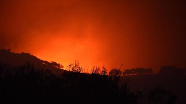 Flames threaten to crest a hilltop near Sonoma, California, late October 11, 2017. (AFP Photo)