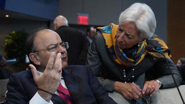 Indian Finance Minister Arun Jaitley (L) talks with IMF Managing Director Christine Lagarde during a morning plenary session at the World Bank and International Monetary Fund annual meeting in Washington, DC, on October 14, 2017.(AFP Photo)
