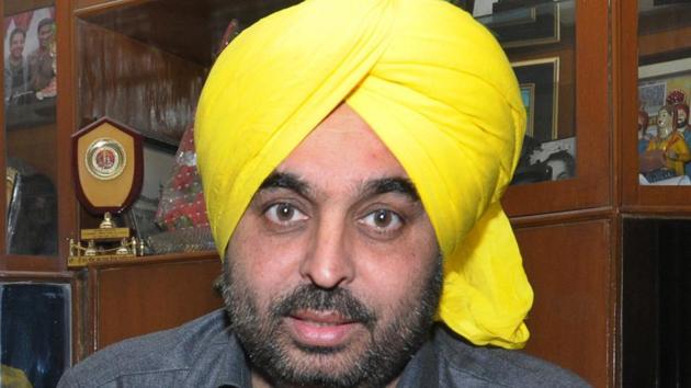 AAP state president Bhagwant Mann, co-president Aman Arora and the leader of Opposition in the Punjab Assembly Sukhpal Singh Khaira said in a joint statement that the government should fulfill its responsibilities on stubble burning as directed by the NGT before registering cases against farmers. (HT File Photo) AAP state president Bhagwant Mann, co-president Aman Arora and the leader of Opposition in the Punjab Assembly Sukhpal Singh Khaira said in a joint statement that the government should fulfill its responsibilities on stubble burning as directed by the NGT before registering cases against farmers. (HT File Photo)