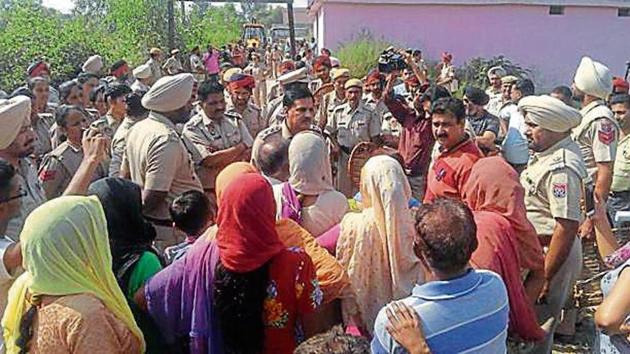 Villagers confronting police at Chakmirpur village in Hoshiarpur on Sunday. (HT Photo) Villagers confronting police at Chakmirpur village in Hoshiarpur on Sunday. (HT Photo)