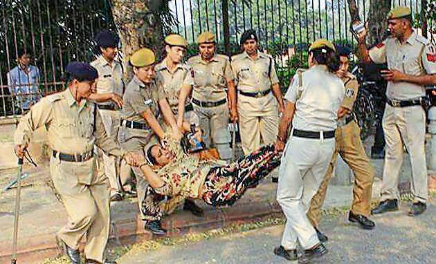 Cops take away missing JNU student Najeeb Ahmad’s mother Fatima Nafees from a protest outside Delhi High Court on Monday.(Sourced)