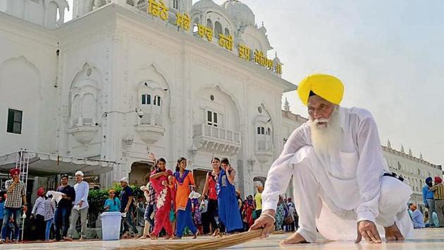 Gurdwara Chhota Ghallughara chief Johar Singh performing sewa outside the Golden Temple in Amritsar on Sunday. (Sameer Sehgal /HT) Gurdwara Chhota Ghallughara chief Johar Singh performing sewa outside the Golden Temple in Amritsar on Sunday. (Sameer Sehgal /HT)