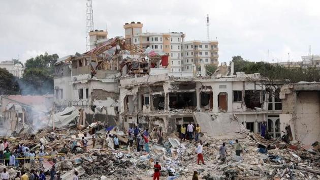 Somali government forces and civilians gather at the scene of an explosion in KM4 street in the Hodan district of Mogadishu, Somalia October 15, 2017.(Reuters Photo)