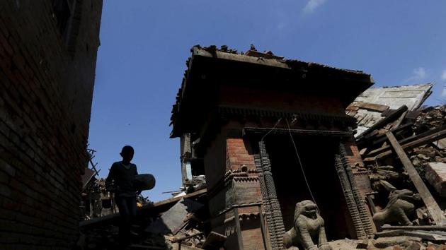 A boy carrying a bolster walks past a damaged temple after Saturday's earthquake in Bhaktapur, Nepal April 27, 2015. (REUTERS File Photo) A boy carrying a bolster walks past a damaged temple after Saturday's earthquake in Bhaktapur, Nepal April 27, 2015. (REUTERS File Photo)