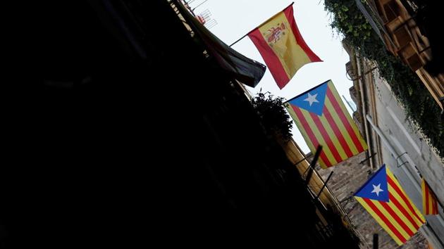 Esteladas (Catalan separatist flags) and a Spanish flag (L) hang from balconies of a building in Barcelona, Spain, October 16, 2017. (REUTERS Photo) Esteladas (Catalan separatist flags) and a Spanish flag (L) hang from balconies of a building in Barcelona, Spain, October 16, 2017. (REUTERS Photo)