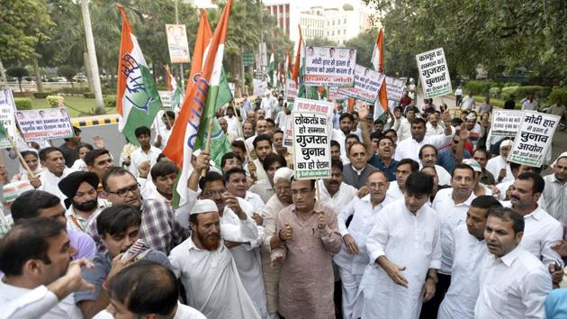 Congress leader Ajay Maken with party workers protest against Election Commission regarding non- declaration of Gujarat elections dates.(Sonu Mehta/HT Photo)