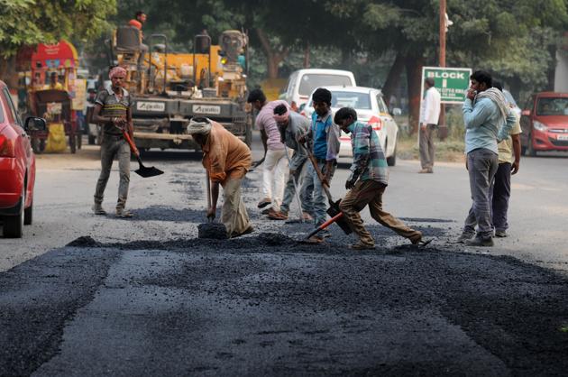 Most of the city builders, who have EDC dues, have several infrastructure projects, including roads and civic work, in new Gurgaon sectors. (Parveen Kumar/HT FILE) Most of the city builders, who have EDC dues, have several infrastructure projects, including roads and civic work, in new Gurgaon sectors. (Parveen Kumar/HT FILE)