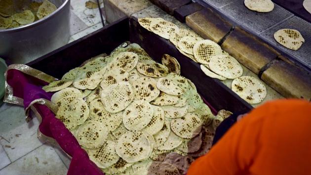 At Bangla Sahib in New Delhi, an estimated 10,000 people come to eat the langar daily-- and rotis are made fresh for every meal in the day. (Raj K Raj / HT Photo)