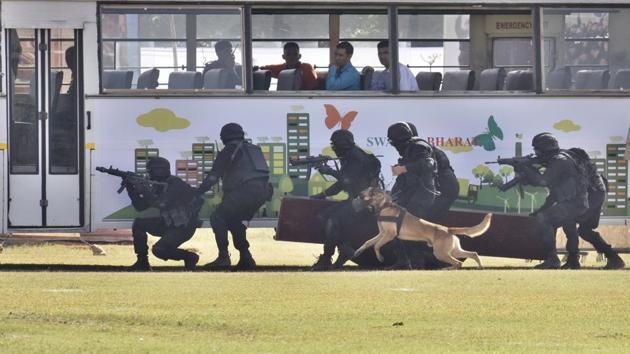 Commandos displayed various drills, including sky diving, neutralising terrorists, canine power, aerial skills, and yoga.(Sanjeev Verma/HT PHOTO)