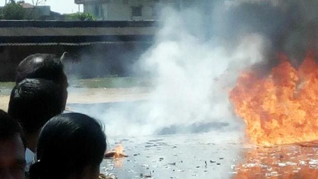 Curious onlookers look at flames emanating from Power House pond in Ranchi (HT Photo) Curious onlookers look at flames emanating from Power House pond in Ranchi (HT Photo)